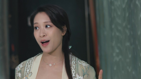 尋歡作樂的姐姐丨林凱恩僅包毛巾露香肩浸浴 何沛珈試「冷療機」攝氏-100度超低溫