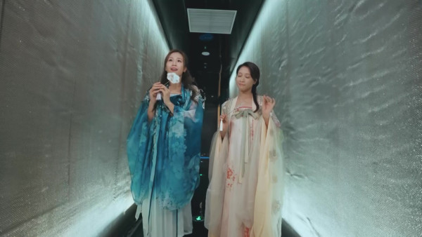 尋歡作樂的姐姐丨林凱恩僅包毛巾露香肩浸浴 何沛珈試「冷療機」攝氏-100度超低溫