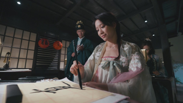 尋歡作樂的姐姐丨林凱恩僅包毛巾露香肩浸浴 何沛珈試「冷療機」攝氏-100度超低溫