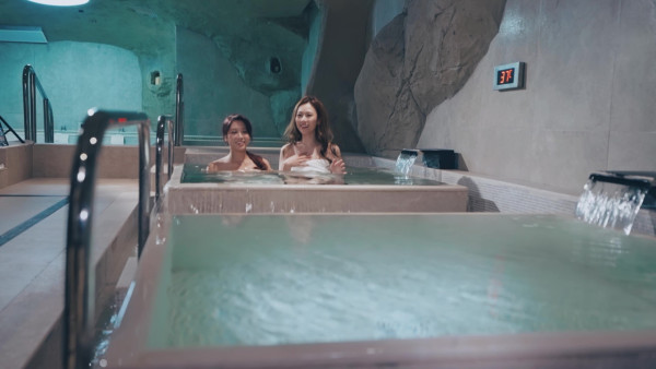 尋歡作樂的姐姐丨林凱恩僅包毛巾露香肩浸浴 何沛珈試「冷療機」攝氏-100度超低溫