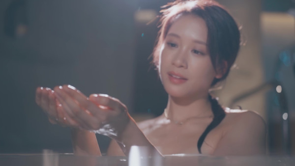 尋歡作樂的姐姐丨林凱恩僅包毛巾露香肩浸浴 何沛珈試「冷療機」攝氏-100度超低溫