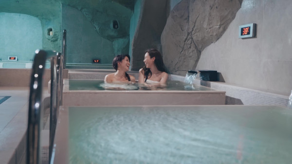 尋歡作樂的姐姐丨林凱恩僅包毛巾露香肩浸浴 何沛珈試「冷療機」攝氏-100度超低溫