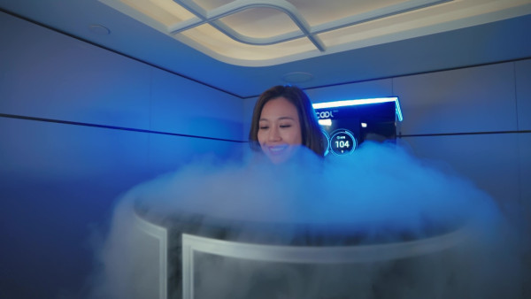 尋歡作樂的姐姐丨林凱恩僅包毛巾露香肩浸浴 何沛珈試「冷療機」攝氏-100度超低溫