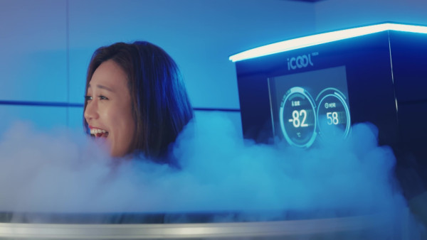 尋歡作樂的姐姐丨林凱恩僅包毛巾露香肩浸浴 何沛珈試「冷療機」攝氏-100度超低溫