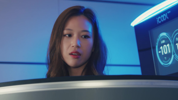 尋歡作樂的姐姐丨林凱恩僅包毛巾露香肩浸浴 何沛珈試「冷療機」攝氏-100度超低溫