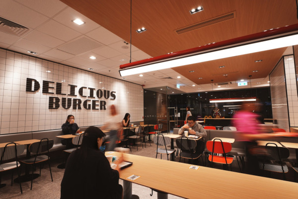 港版「老人與海」麥當勞曝光！坐擁絕美天鵝湖　網民：靚到唔似香港