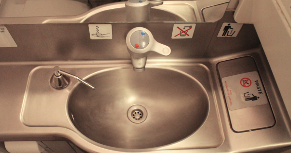 女子投訴頭等艙廁所有窗恐被偷窺？空姐一句神回覆網民笑爆 兼揭飛機洗手間5大隱藏秘密 