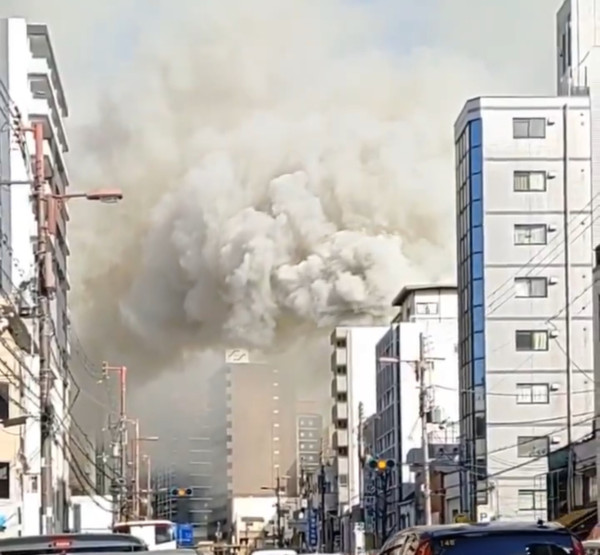 圖: gjji1izcsm59521@X 有片!大阪地標通天閣旁商店街大火 濃煙直衝半空未知傷亡