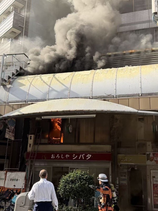 圖: 災害火災畫像速報@X 有片!大阪地標通天閣旁商店街大火 濃煙直衝半空未知傷亡