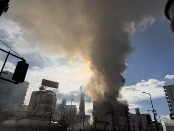 圖: lzinjapan@X 有片!大阪地標通天閣旁商店街大火 濃煙直衝半空未知傷亡