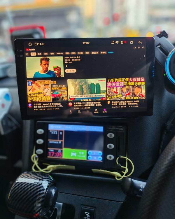 的士「手機陣」末日殺到 的士司機早有後著？熱傳訂製改裝「分屏神器」博過骨
