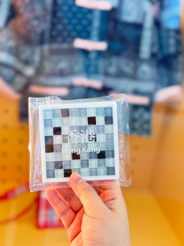 香港機場離境前必去！免費工作坊DIY香港情懷拼色瓷磚杯墊、彩繪麻雀