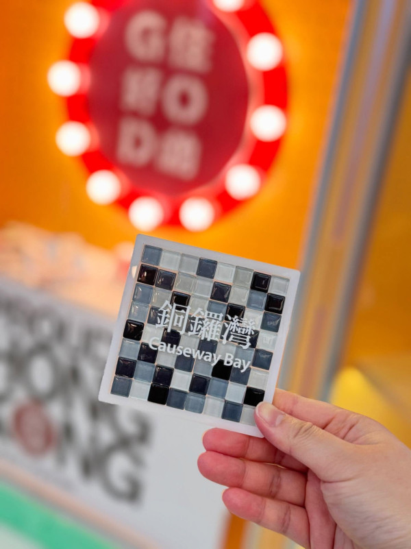 香港機場離境前必去！免費工作坊DIY香港情懷拼色瓷磚杯墊、彩繪麻雀