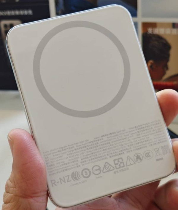 iPhone 17 最佳拍檔竟是小米？$329 小米纖薄磁吸行動電源上手玩 磁吸尿袋：薄過部手機