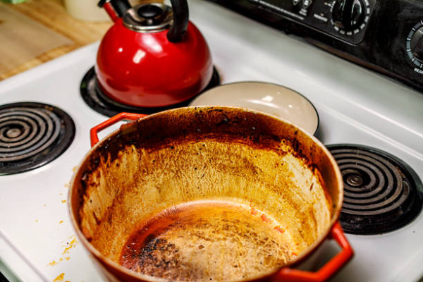 鑄鐵鍋千萬別用冷水洗！5大保養禁忌揭秘：做錯一步琺瑯層即裂 毀掉$3000名牌煲