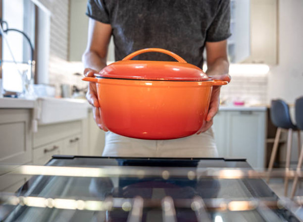 鑄鐵鍋千萬別用冷水洗！5大保養禁忌揭秘：做錯一步琺瑯層即裂 毀掉$3000名牌煲