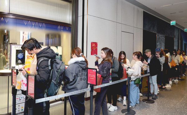 【直擊馬年第一金】難搶過演唱會飛？周生生 x Sanrio characters壓歲金片開賣 AIRSIDE分店現超長人龍！