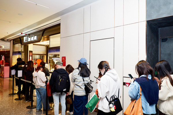 【直擊馬年第一金】難搶過演唱會飛？周生生 x Sanrio characters壓歲金片開賣 AIRSIDE分店現超長人龍！