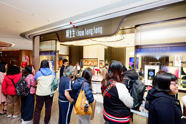 【直擊馬年第一金】難搶過演唱會飛？周生生 x Sanrio characters壓歲金片開賣 AIRSIDE分店現超長人龍！