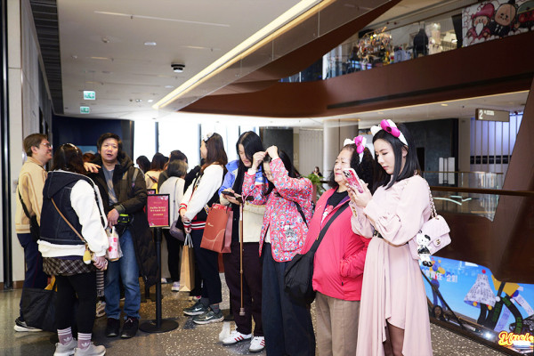 【直擊馬年第一金】難搶過演唱會飛？周生生 x Sanrio characters壓歲金片開賣 AIRSIDE分店現超長人龍！