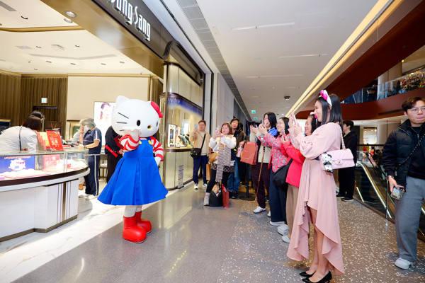 【直擊馬年第一金】難搶過演唱會飛？周生生 x Sanrio characters壓歲金片開賣 AIRSIDE分店現超長人龍！