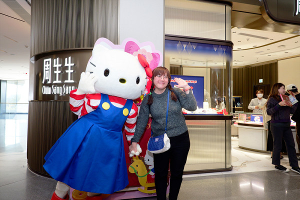 【直擊馬年第一金】難搶過演唱會飛？周生生 x Sanrio characters壓歲金片開賣 AIRSIDE分店現超長人龍！