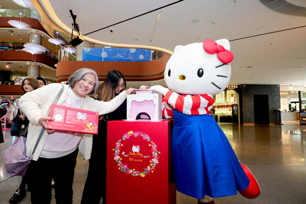 【直擊馬年第一金】難搶過演唱會飛？周生生 x Sanrio characters壓歲金片開賣 AIRSIDE分店現超長人龍！