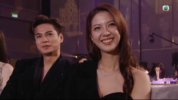 陳曉華超貼身裙二度發育晒上圍曲線！性感黑絲翹腿衝擊網民眼球︰無得頂