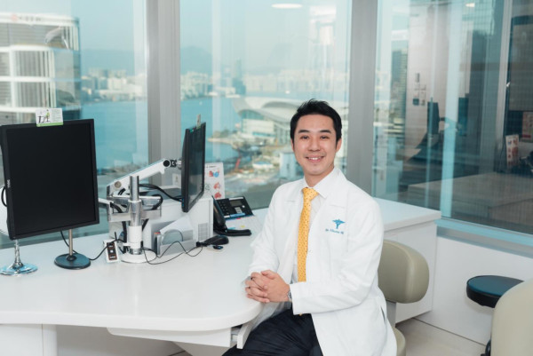 麥明詩哥哥榮升養和醫院整形外科醫生 一家總動員撐場！全家都係人生勝利組