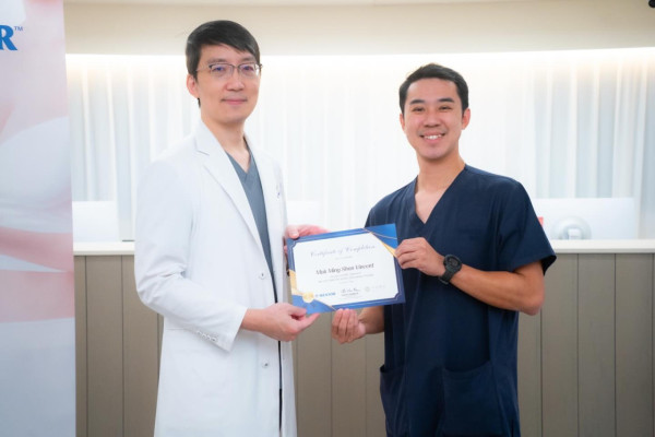 麥明詩哥哥榮升養和醫院整形外科醫生 一家總動員撐場！全家都係人生勝利組