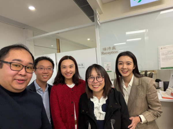 麥明詩哥哥榮升養和醫院整形外科醫生 一家總動員撐場！全家都係人生勝利組