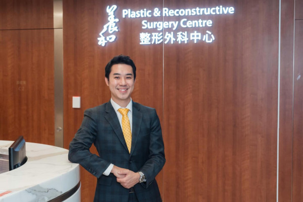 麥明詩哥哥榮升養和醫院整形外科醫生 一家總動員撐場！全家都係人生勝利組