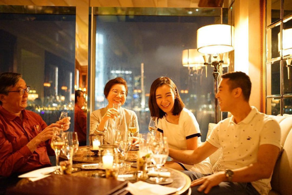 麥明詩哥哥榮升養和醫院整形外科醫生 一家總動員撐場！全家都係人生勝利組