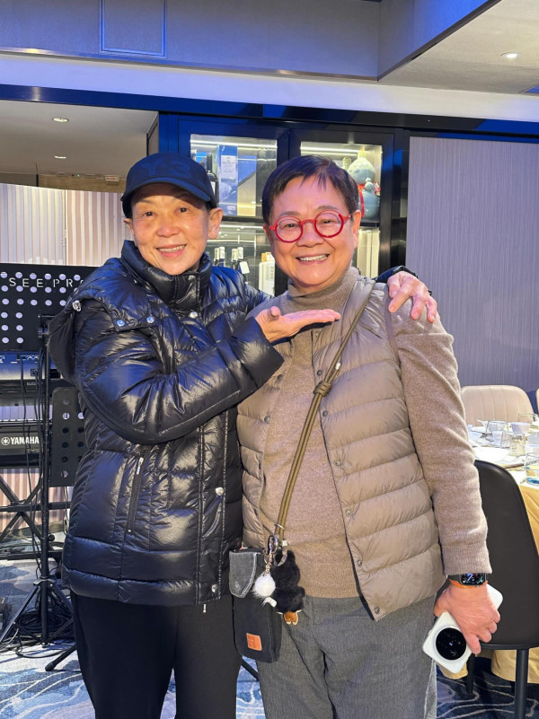 71歲朱咪咪斷崖式暴瘦判若兩人！近照曝光兩年跌足10幾磅驚現「樹根頸」認唔出 