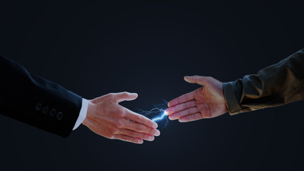 冬天防靜電必學｜網民連電20次崩潰求救！5招極速放電：觸碰物件前摸「1物品」即消全身靜電