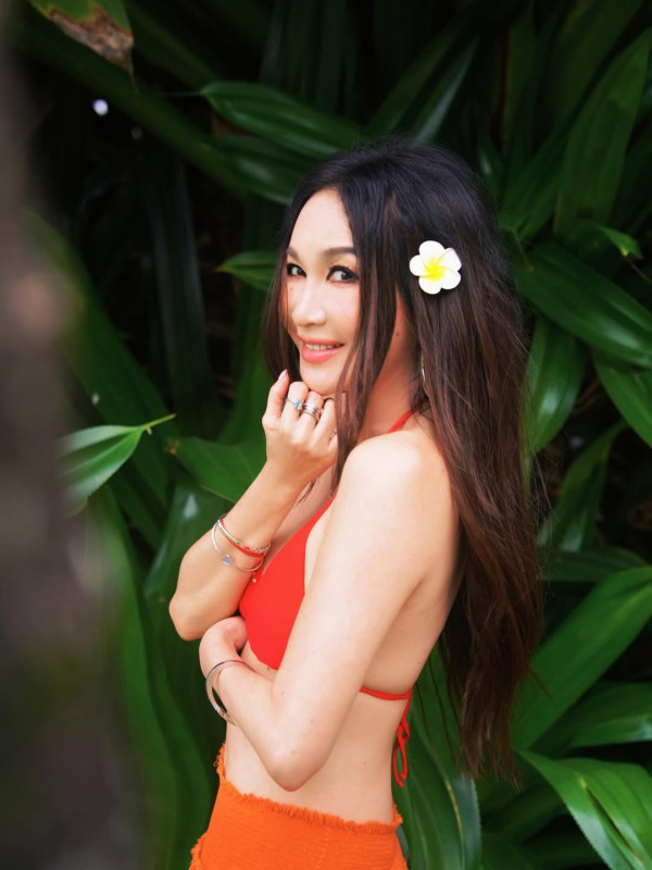 59歲溫碧霞比堅尼三點式震撼曝光！年近六旬最真實身材衝擊網民：我跪了