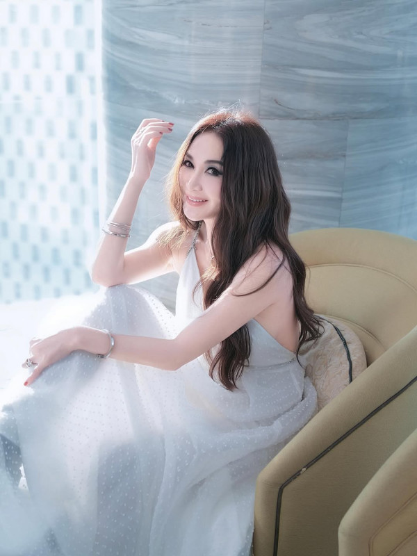 59歲溫碧霞比堅尼三點式震撼曝光！年近六旬最真實身材衝擊網民：我跪了