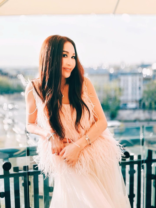 59歲溫碧霞比堅尼三點式震撼曝光！年近六旬最真實身材衝擊網民：我跪了