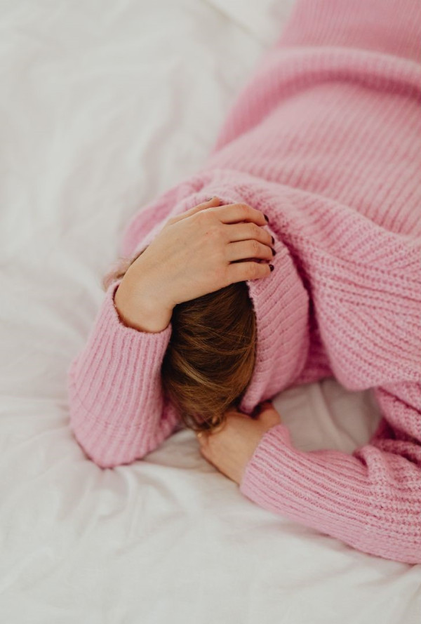 冬天防靜電必學｜網民連電20次崩潰求救！5招極速放電：觸碰物件前摸「1物品」即消全身靜電