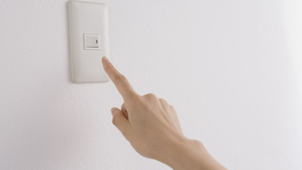 冬天防靜電必學｜網民連電20次崩潰求救！5招極速放電：觸碰物件前摸「1物品」即消全身靜電