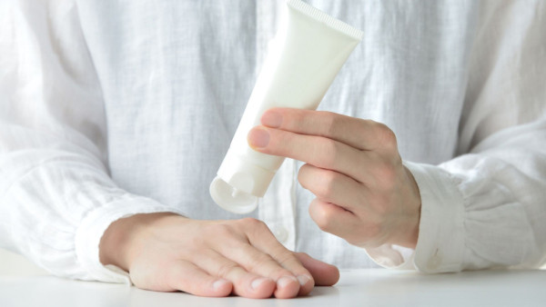 冬天防靜電必學｜網民連電20次崩潰求救！5招極速放電：觸碰物件前摸「1物品」即消全身靜電