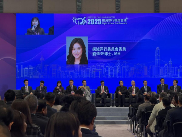 前港姐冠軍現身政府總部開會 與特首同場！身兼兩大公職地位超然背景猛料