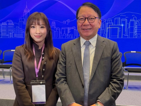 前港姐冠軍現身政府總部開會 與特首同場！身兼兩大公職地位超然背景猛料