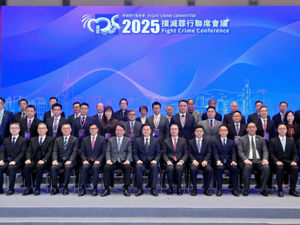 前港姐冠軍現身政府總部開會 與特首同場！身兼兩大公職地位超然背景猛料