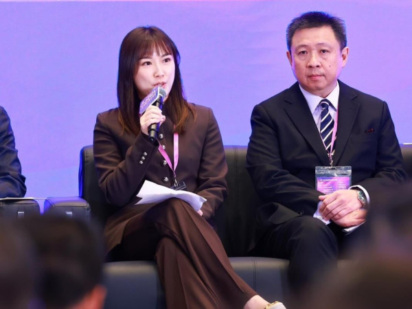 前港姐冠軍現身政府總部開會 與特首同場！身兼兩大公職地位超然背景猛料