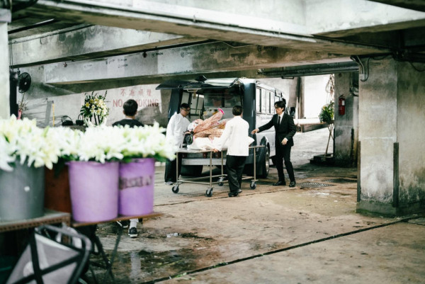 港女買 iPhone 17 加購零售商保養中伏 貴過 AppleCare+ 爆機都不受保？苦主嬲爆：成個過程當你狗咁X