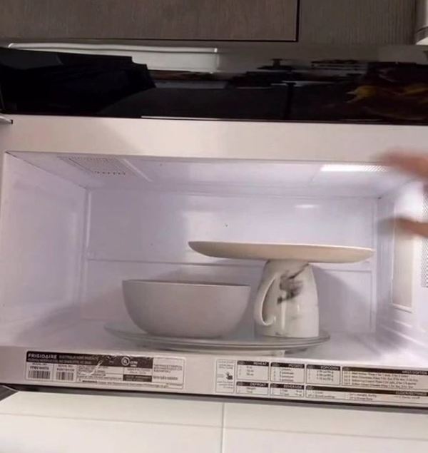 微波爐加熱食物放中央受熱最差？轉盤式vs平台式擺位大不同 2款容器加熱效果較佳！