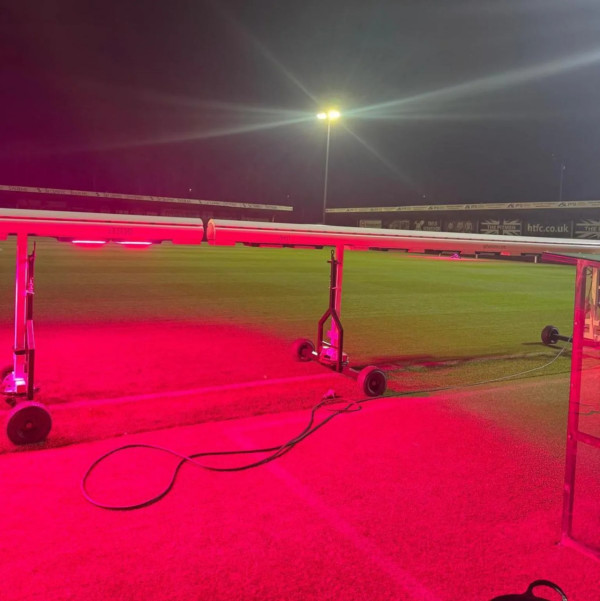 有片！英國暴風雪驚現「詭異粉紅天空」酷似極光 真相曝光笑爆：同足球場有關 