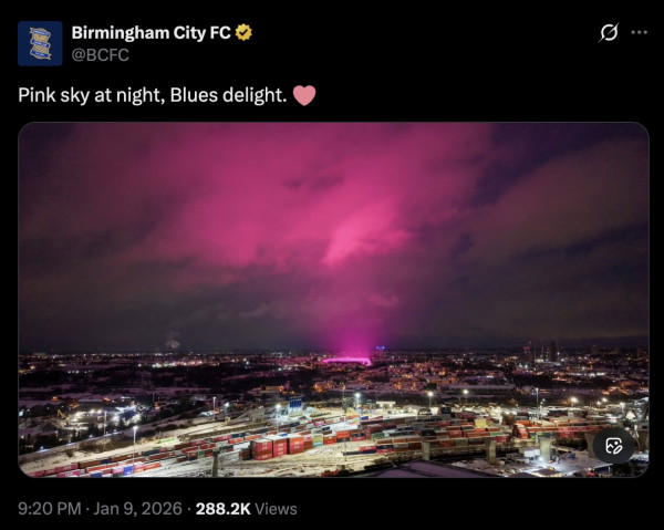 有片！英國暴風雪驚現「詭異粉紅天空」酷似極光 真相曝光笑爆：同足球場有關 