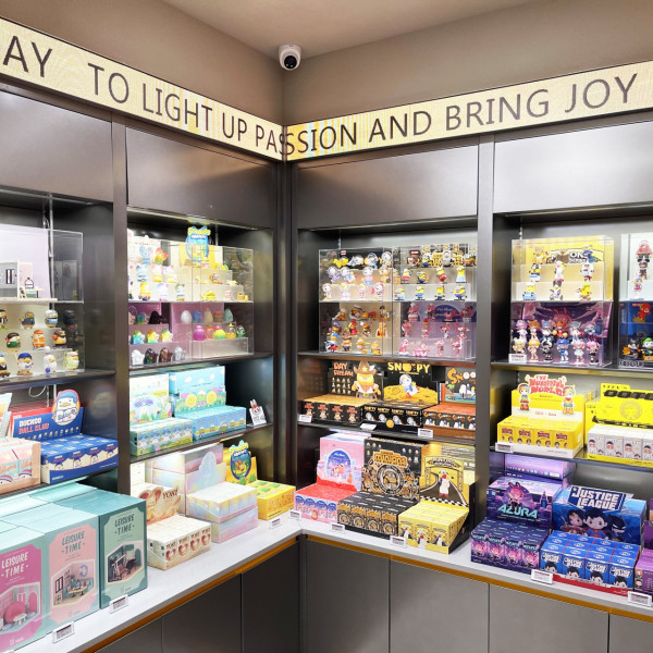 觀塘apm舖王大執位！POP MART接手LINE FRIENDS+CASETiFY舊址「1頂2」巨型圍板現身